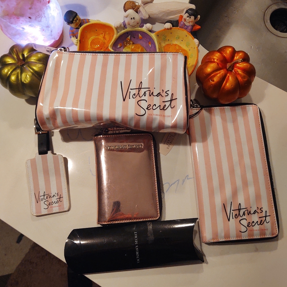 Awesome Victoria's Secret Hard to find collection! New! Comes W/ Free Victoria🎁